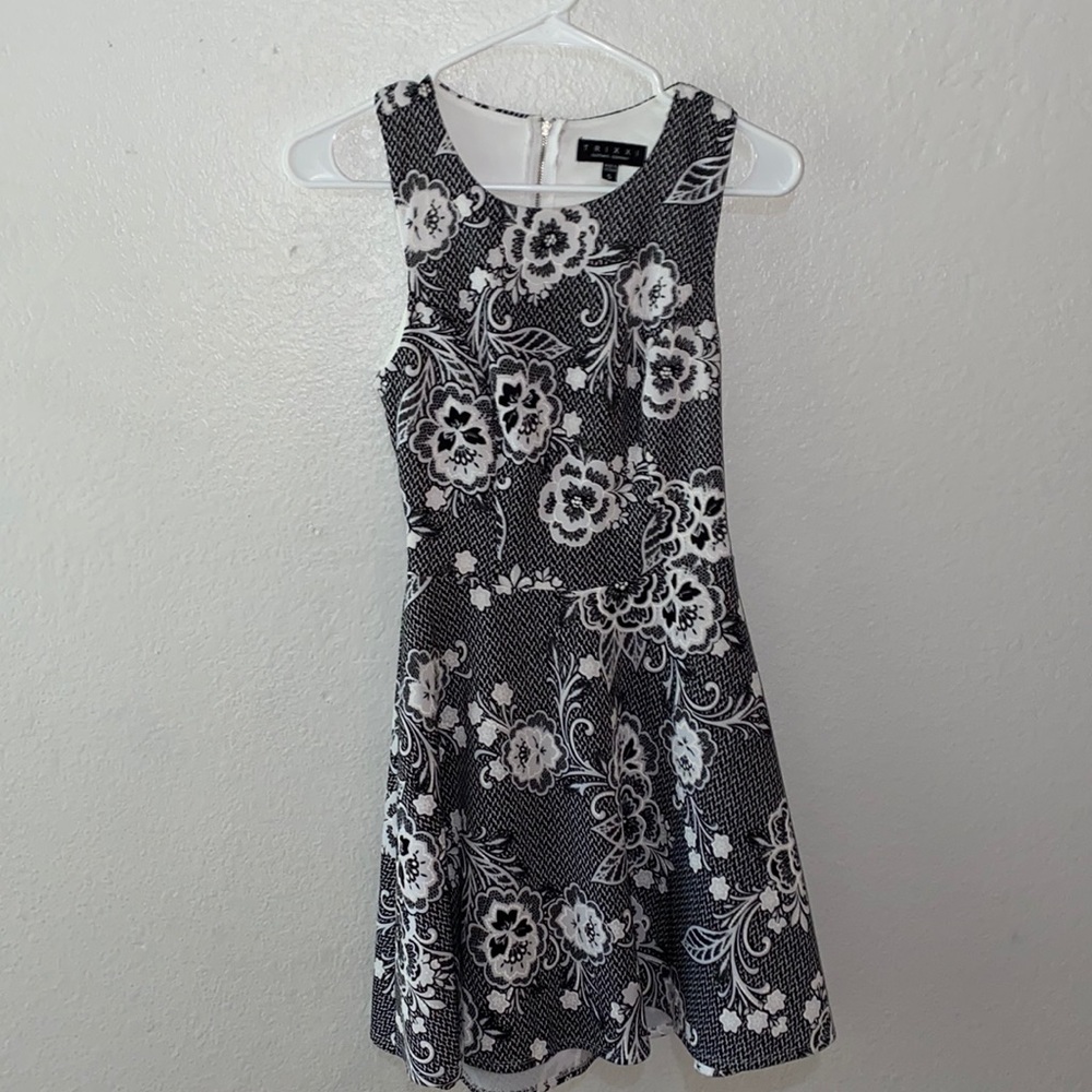 Super cute floral dress!